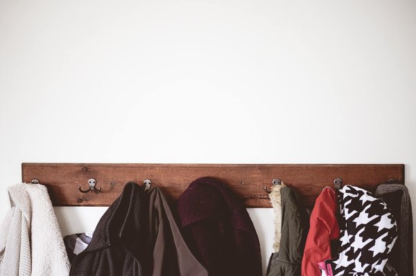 Pourquoi opter pour un porte-manteau bois design?