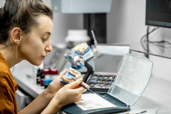 Urgence dentaire : le rôle d'un prothésiste